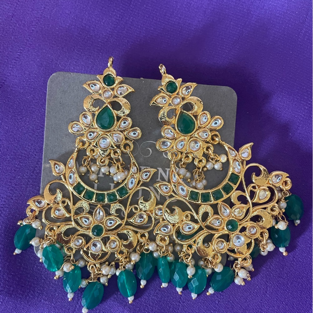 Chandelier green and gold earrings.